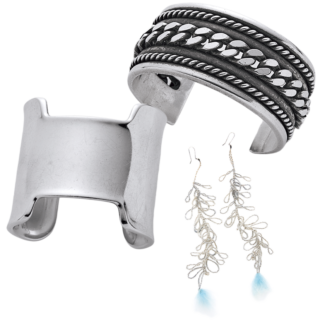 「私の毎日になくてはならないシルバージュエリー。どんなスタイリングにも不思議とマッチし、その重ねづけのバランスも楽しんでいます」上から：サンローラン、エルメスのバングル、モズデ マーティンのピアスは本人私物