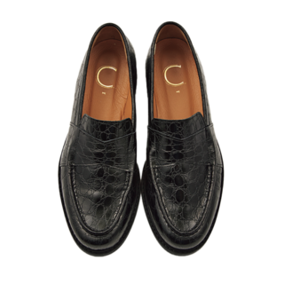 「定番として長く愛していきたい一品。この春は靴下合わせでちょっとナードに」ローファー¥31,900（シー ミー／シティショップ 渋谷店）