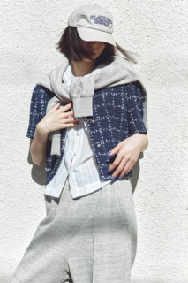 異なる質感の糸を組み合わせて作られた表情たっぷりのツイードジャケットは珍しいハーフスリーブデザイン。スエットのセットアップもたちまちお出かけスタイルに早替わり。ジャケット¥56,100※4月上旬発売予定、肩に掛けたスエット¥38,500、スエットパンツ¥39,930、中に着たブラウス¥27,500、キャップ¥8,250※共に5月上旬発売予定（全てザ シンゾーン／シンゾーン 表参道本店）