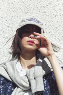 ジャケット¥56,100※4月上旬発売予定、肩に掛けたスエット¥38,500、中に着たブラウス¥27,500、キャップ¥8,250※共に5月上旬発売予定（全てザ シンゾーン／シンゾーン 表参道本店）