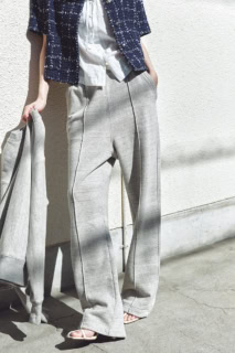 ジャケット¥56,100※4月上旬発売予定、スエット¥38,500、スエットパンツ¥39,930、中に着たブラウス¥27,500、キャップ¥8,250※共に5月上旬発売予定（全てザ シンゾーン／シンゾーン 表参道本店）、サンダル¥140,800※参考価格（ネオス／ザ・ウォール ショールーム）