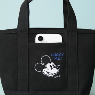 財布やポーチ、携帯電話など日常に必要なアイテムがすっぽり。