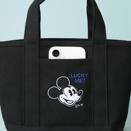 財布やポーチ、携帯電話など日常に必要なアイテムがすっぽり。