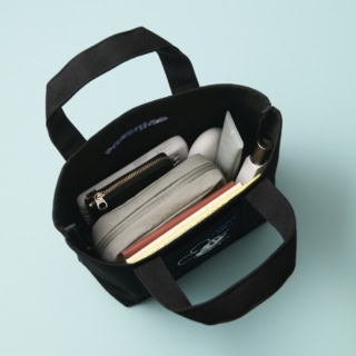 ミッキーマウスの刺繍の面にはポケットも。スマホにも◎。