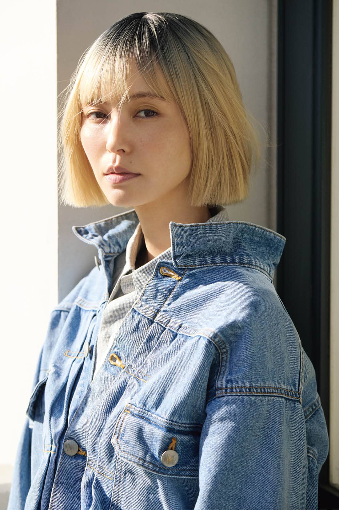 デニムジャケット¥41,800（ネイル／エストネーション）、シャツ¥47,300（POSTELEGANT／ショールーム セッション）