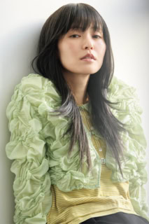 ボレロ¥16,940、中に着たカットソー¥12,650（共にメゾンスペシャル／メゾンスペシャル 青山店）、その他スタイリスト私物