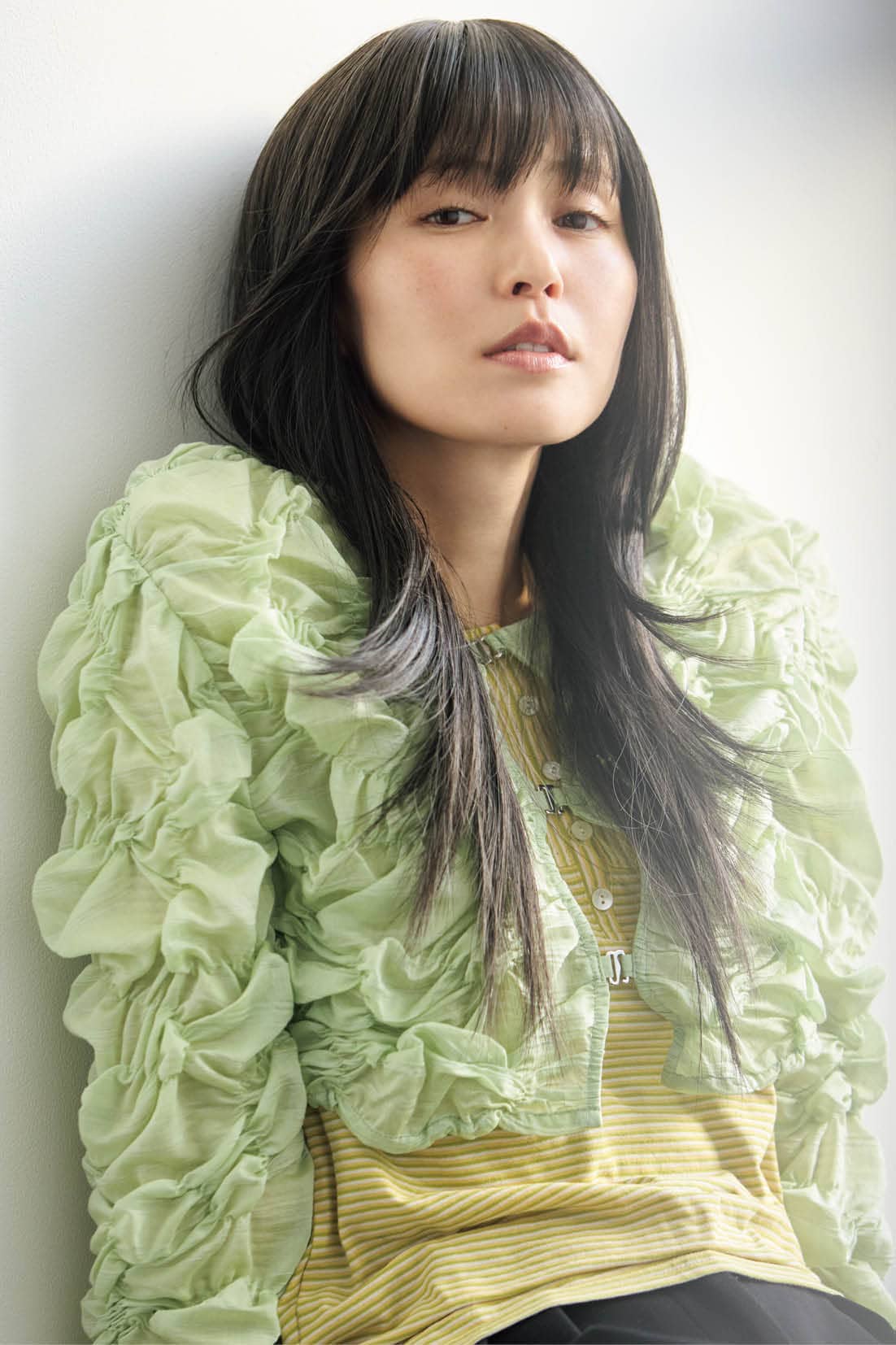 ボレロ¥16,940、中に着たカットソー¥12,650（共にメゾンスペシャル／メゾンスペシャル 青山店）、その他スタイリスト私物