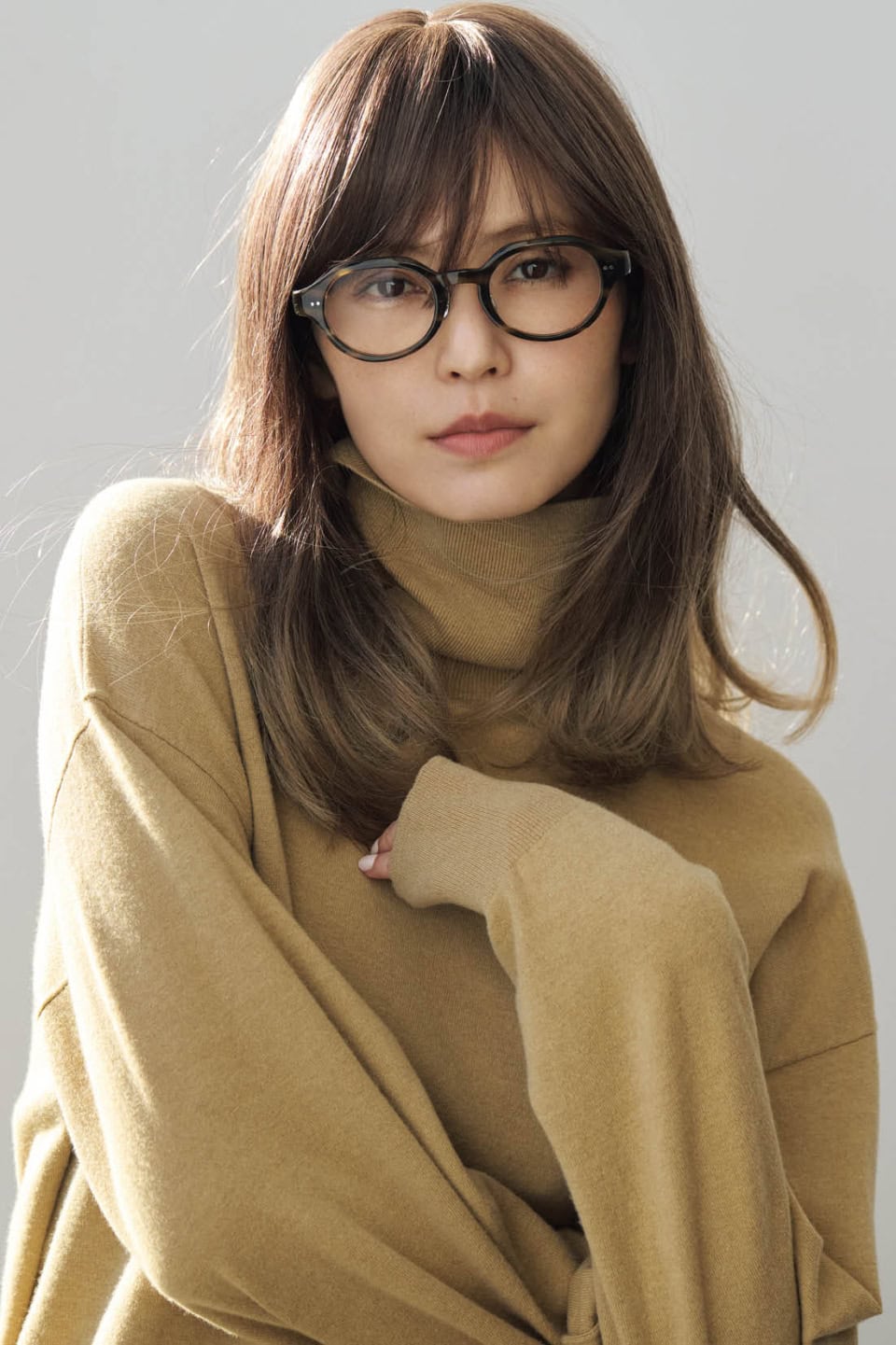 タートルネックニット※参考商品（デパリエ）、メガネ¥19,800（ザ ベッドフォード ホテル／キングスター）