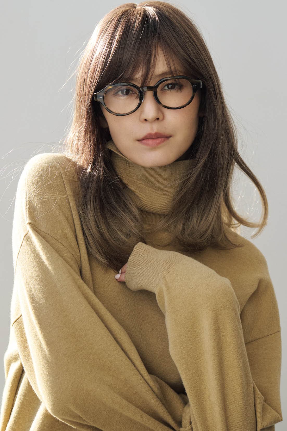 タートルネックニット※参考商品（デパリエ）、メガネ¥19,800（ザ ベッドフォード ホテル／キングスター）