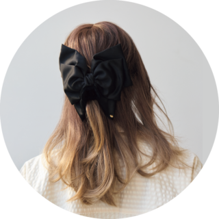 レディな雰囲気の洋服のときは、リボンのヘアクリップを使ったアレンジも◎。トップからボトムのカラーのグラデーションが際立って後ろ姿も洒落て見えます！