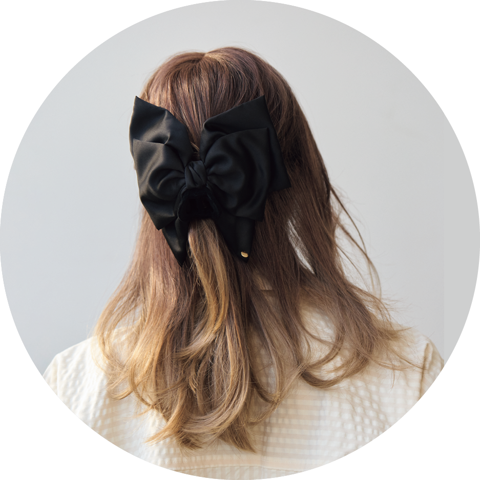 レディな雰囲気の洋服のときは、リボンのヘアクリップを使ったアレンジも◎。トップからボトムのカラーのグラデーションが際立って後ろ姿も洒落て見えます！