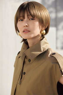 トレンチジャケット¥88,000（IHNN／ショールーム セッション）、ピアス¥55,000（ヴィール／エストネーション）