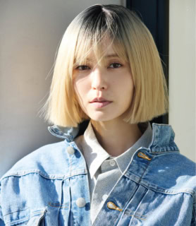 デニムジャケット¥41,800(ネイル/エストネーション)、シャツ¥47,300(POSTELEGANT/ショールーム セッション)