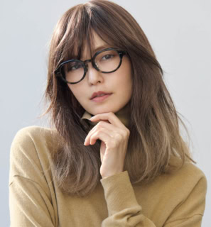 タートルネックニット※参考商品(デパリエ)、メガネ¥19,800(ザ ベッドフォード ホテル/キングスター)