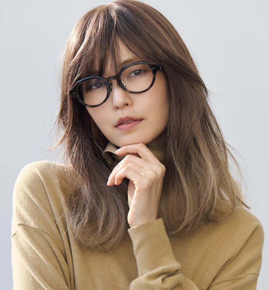 タートルネックニット※参考商品(デパリエ)、メガネ¥19,800(ザ ベッドフォード ホテル/キングスター)