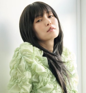 ボレロ¥16,940、中に着たカットソー¥12,650(共にメゾンスペシャル/メゾンスペシャル 青山店)、その他スタイリスト私物