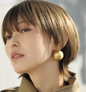 トレンチジャケット¥88,000(IHNN/ショールーム セッション)、ピアス¥55,000(ヴィール/エストネーション)