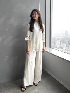 とろみのある素材感とゆったりとしたシルエットがリラックスムード満点のセットアップは、さり気なく入ったピンストライプがきちんと感もしっかり演出。華奢なヒールサンダルを合わせて大人のきちんと感をキープするのが正解。