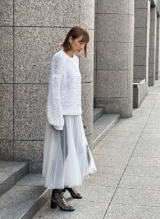 ざっくりニットに春らしい透け感のシフォンスカート、一見甘く見える組み合わせも、レギンスとシューズ、ひとさじのブラックが程よいスパイスに。甘くない大人のスカートスタイルはぜひ真似してみたい♡