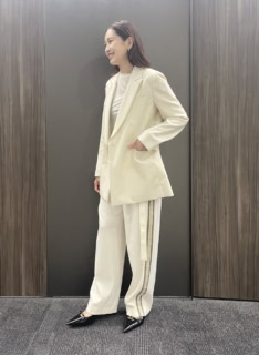 真っ白なホワイトよりも取り入れやすいのが、こんなエクリュがかった色。優しい印象を保ちながらも、かっちりとぢたテーラードジャケットのシルエットやライン入りパンツのシャープなラインがコーデをスッキリと見せてくれる。