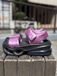 この横顔がナイキならではですよね。さりげないロゴもかわいい♡