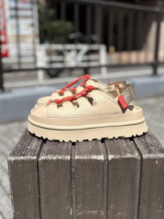 バックストラップ先のロゴも、シューレースと同じオレンジでリンクしているのもおしゃれ