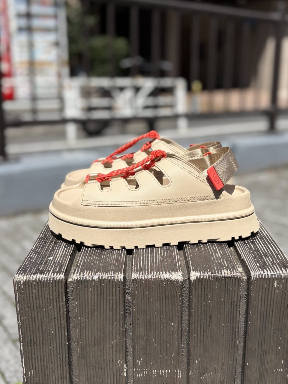 バックストラップ先のロゴも、シューレースと同じオレンジでリンクしているのもおしゃれ