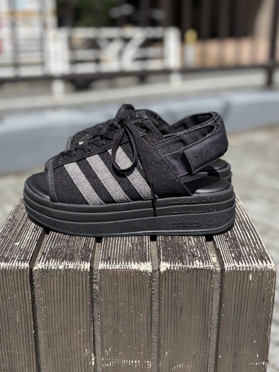 「GAZELLE BOLD」の特徴である3層のソールが、印象的な横顔を演出