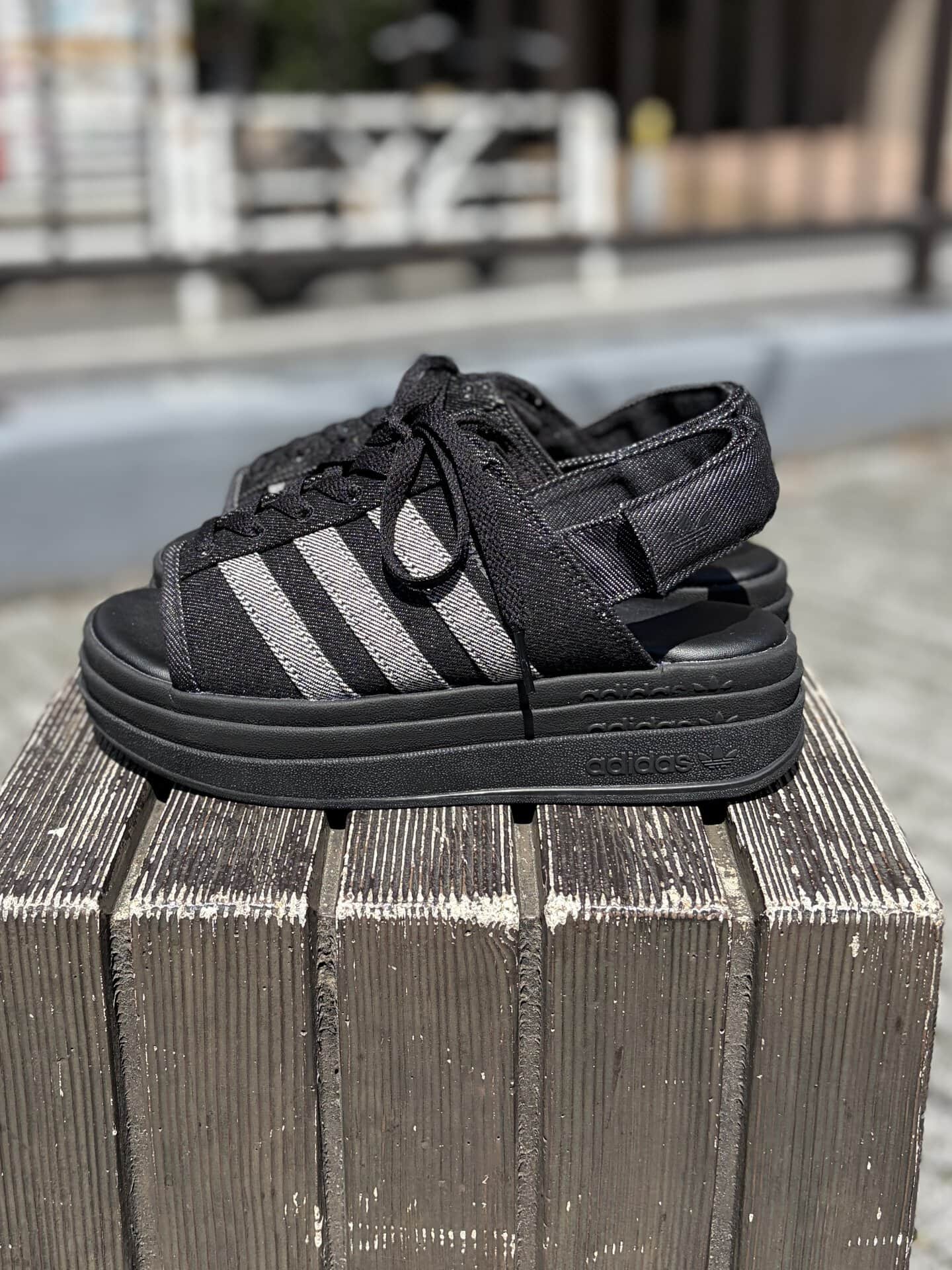 「GAZELLE BOLD」の特徴である3層のソールが、印象的な横顔を演出