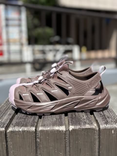 スニーカーのソールを採用しているので、はき心地はストレスフリーです