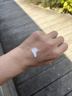 【SHIRO】スプレーすると乳液のように出て、香りと共に配合されたタマヌオイルのおかげで保湿も叶えてくれるんです。ちなみに乳液のように噴射されるのはFREESIA MISTのみで、他の香りだとミスト状に噴射されるそう