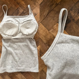 左／カップ部分はコットン100％のカットソー生地を使用　右／さりげないパイピングが洒落ています！