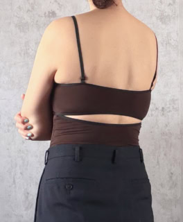 部分的に背中を開けたデザインが他にはない洒落ポイント