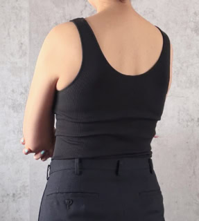 フロント同様、バックも深めにカットされているので、女性らしいバックスタイルを演出できます