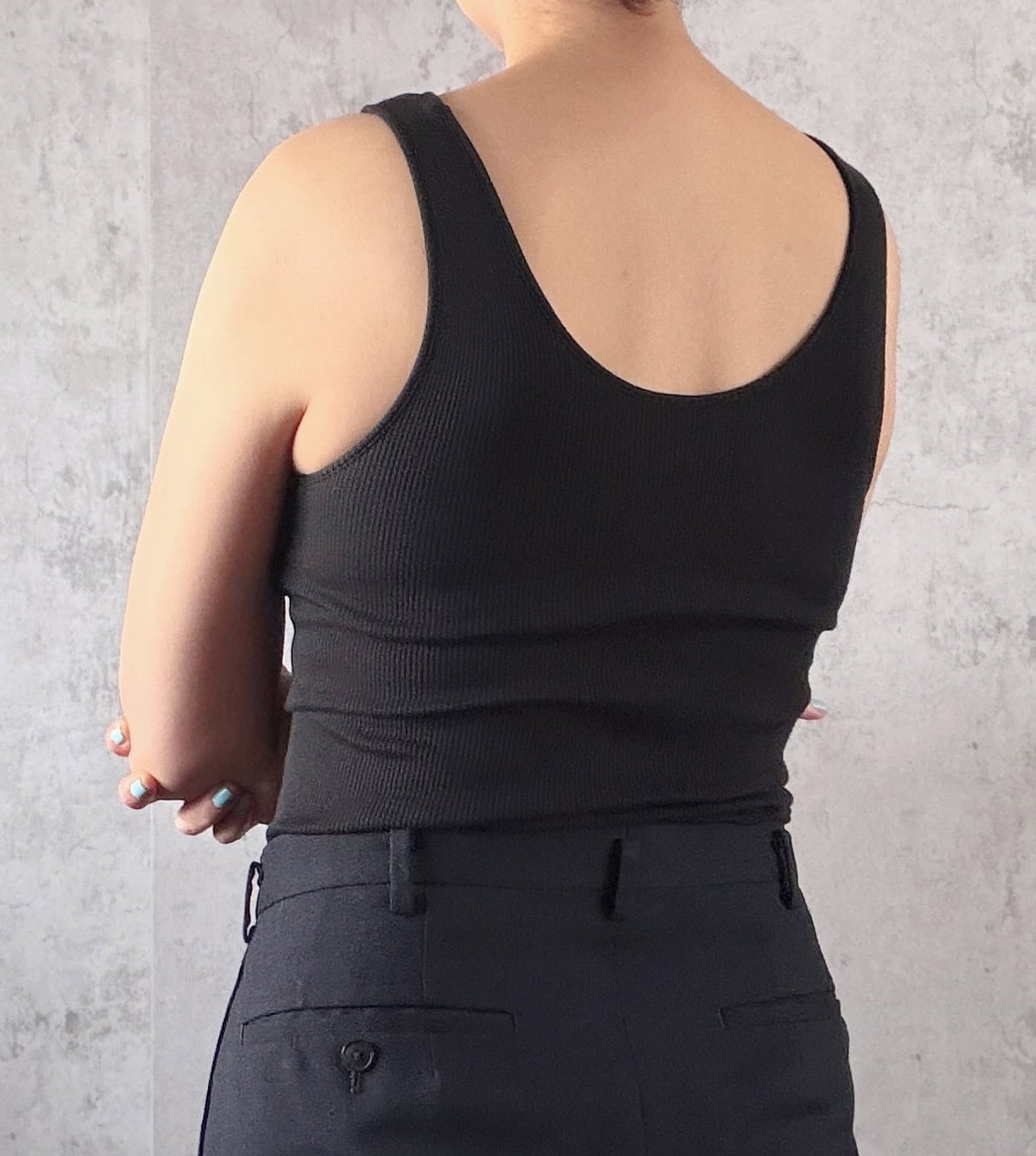 フロント同様、バックも深めにカットされているので、女性らしいバックスタイルを演出できます