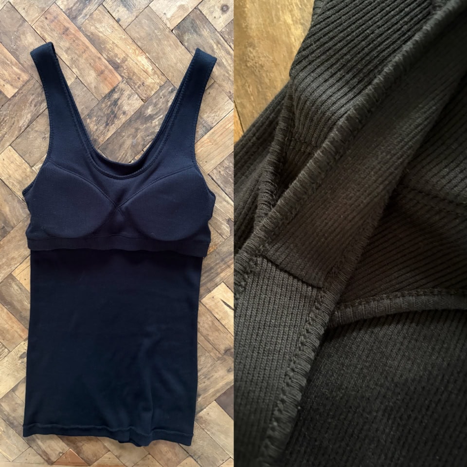 左／カップは表地と同素材で包まれています　右／肩の縫い目は内側になるように仕上げられていて、肌あたりが気にならないのもグッド