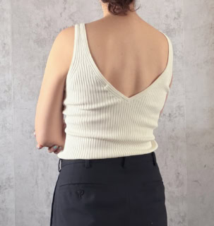 Vネックの深さが本当に絶妙。筆者の広い背中もなんだかすっきり見えます