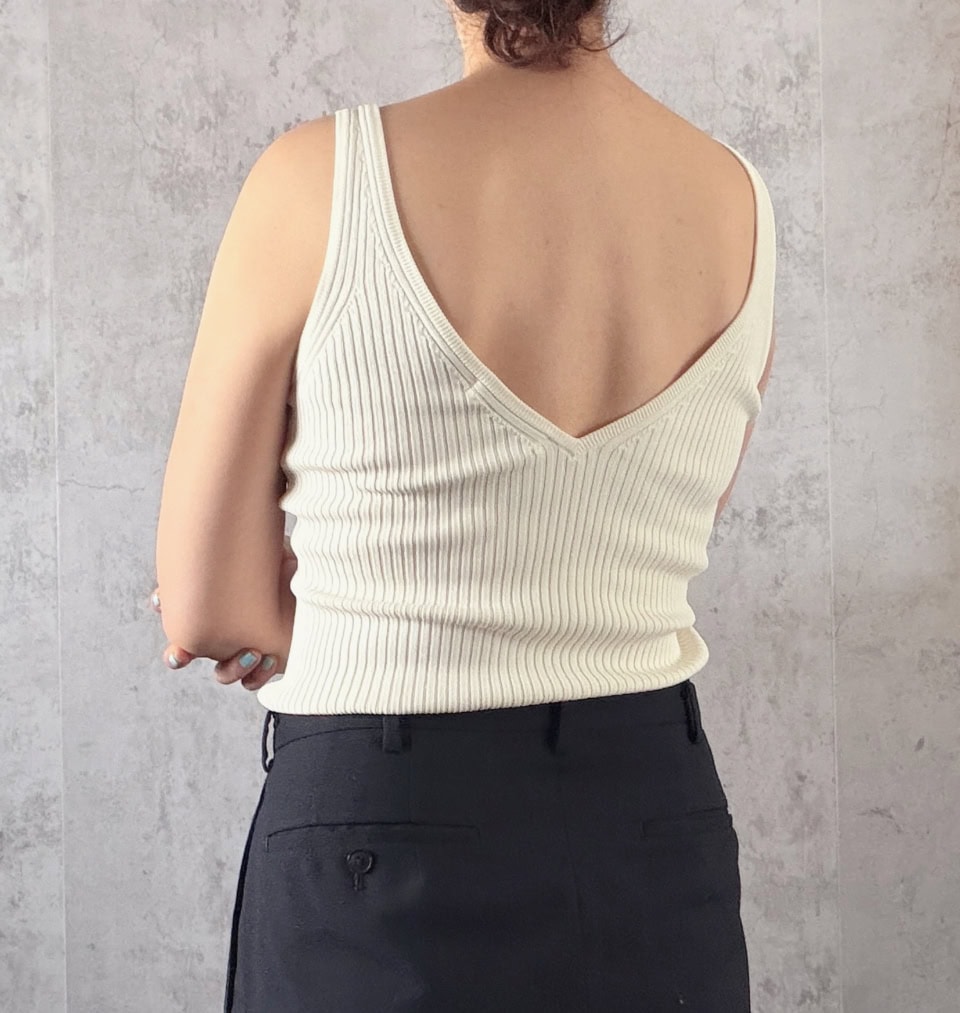 Vネックの深さが本当に絶妙。筆者の広い背中もなんだかすっきり見えます