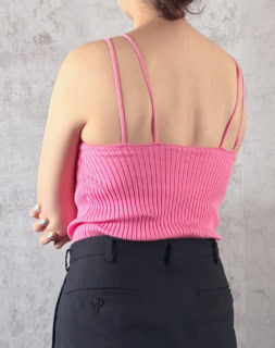 バックは2本の肩ひもに少し距離を持たせているので、存在感がより増しています