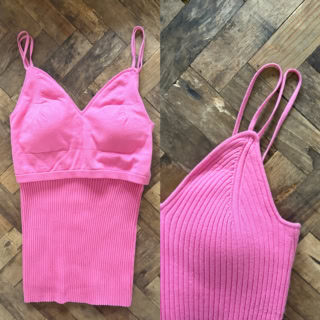 左／カップ部分も同色のピンクが採用　右／このダブルストラップが、下着とは一線を画すスタイリッシュさを演出してくれるんです