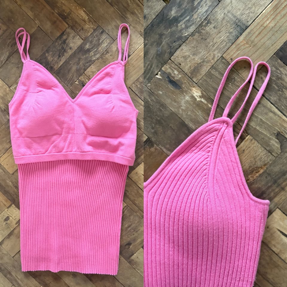 左／カップ部分も同色のピンクが採用　右／このダブルストラップが、下着とは一線を画すスタイリッシュさを演出してくれるんです