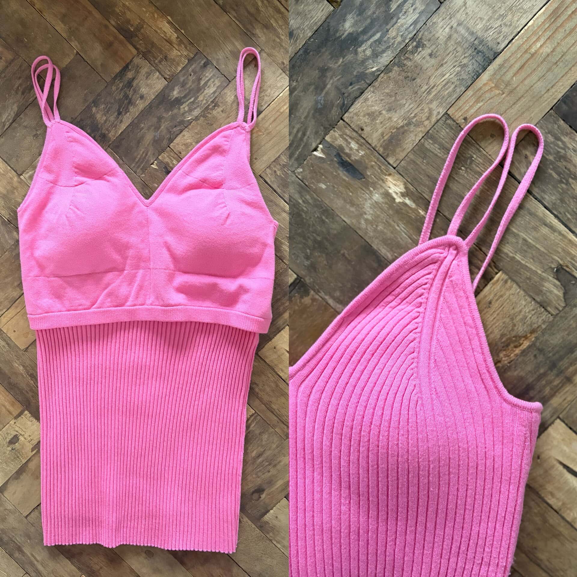 左／カップ部分も同色のピンクが採用　右／このダブルストラップが、下着とは一線を画すスタイリッシュさを演出してくれるんです