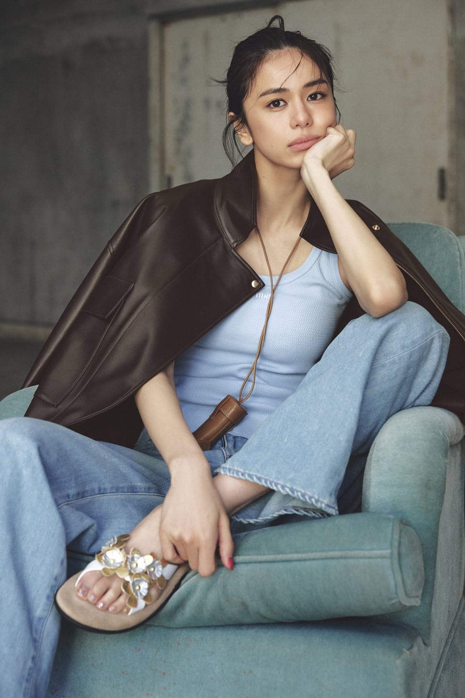 レザーブルゾン¥319,000（ドゥロワー／ドゥロワー 青山店）、タンクトップ¥8,800（サードマガジン×フェイス／サードマガジン）、デニムパンツ¥27,500（ジャパン ブルー ジーンズ／S&T）、サンダル¥29,700（アイランドスリッパ／オデット エ オディール 新宿店）、リップケースチャーム¥18,700（パフト／アダム エ ロペ）