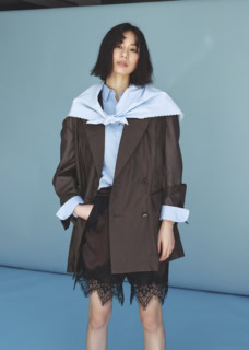 ジャケット¥33,000、ショートパンツ¥20,900（共にプランクプロジェクト／プランクプロジェクト 青山店）、シャツ¥44,000（サードマガジン）、スカーフ¥50,600（マディソンブルー）