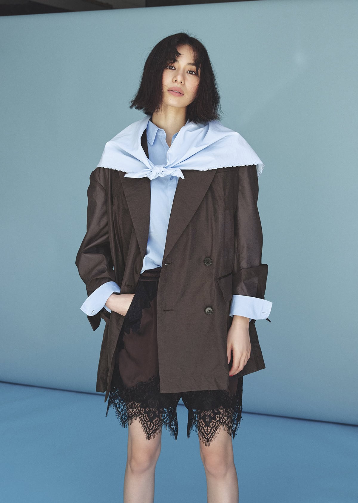 ジャケット¥33,000、ショートパンツ¥20,900(共にプランクプロジェクト/プランクプロジェクト 青山店)、シャツ¥44,000(サードマガジン)、スカーフ¥50,600(マディソンブルー)