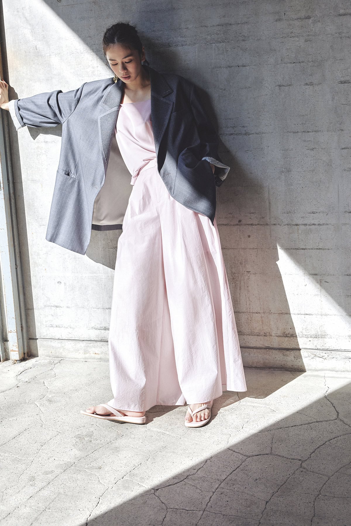 キャミソール¥35,200、パンツ¥44,000（共にサヴィル サヴィ）、ジャケット¥33,000（メゾンスペシャル／メゾンスペシャル 青山店）、ビーチサンダル¥14,300（ドゥーブル／サロン アダム エ ロペ）、ピアス※片耳のみ使用¥107,800（コールムーン／ショールーム セッション）