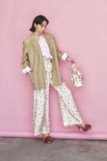 ジャケット¥134,200（バウト）、シャツ¥66,000（マディソンブルー）、花柄パンツ¥138,600（ラ プレスティック ウィストン／サロン アダム エ ロペ）、サンダル¥156,200（ジャンヴィト ロッシ／ジャンヴィト ロッシ ジャパン）、バッグ¥17,600（ヴィスク／S&T）