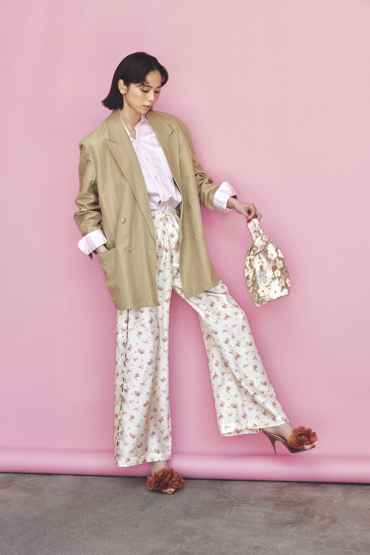 ジャケット¥134,200（バウト）、シャツ¥66,000（マディソンブルー）、花柄パンツ¥138,600（ラ プレスティック ウィストン／サロン アダム エ ロペ）、サンダル¥156,200（ジャンヴィト ロッシ／ジャンヴィト ロッシ ジャパン）、バッグ¥17,600（ヴィスク／S&T）