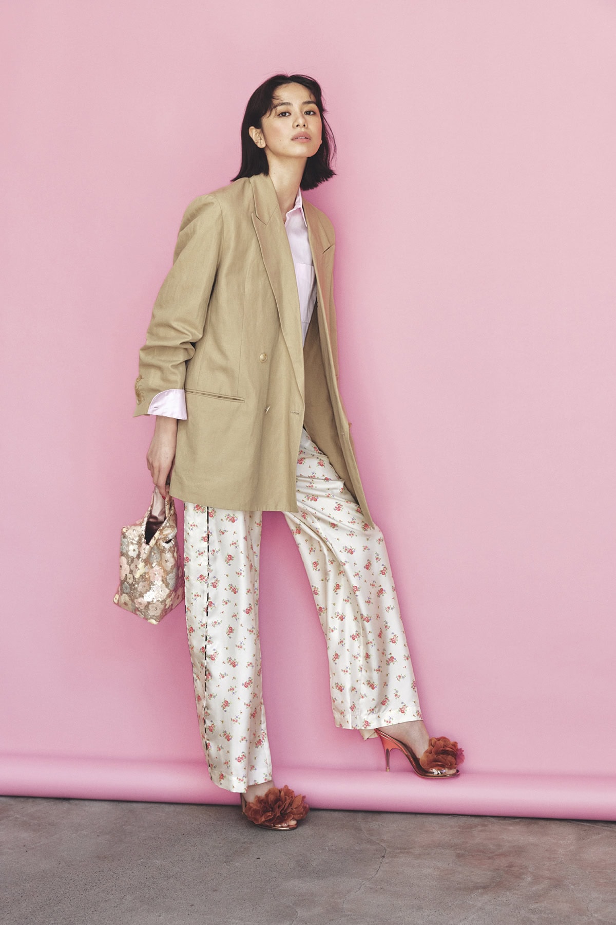 ジャケット¥134,200（バウト）、シャツ¥66,000（マディソンブルー）、花柄パンツ¥138,600（ラ プレスティック ウィストン／サロン アダム エ ロペ）、サンダル¥156,200（ジャンヴィト ロッシ／ジャンヴィト ロッシ ジャパン）、バッグ¥17,600（ヴィスク／S&T）