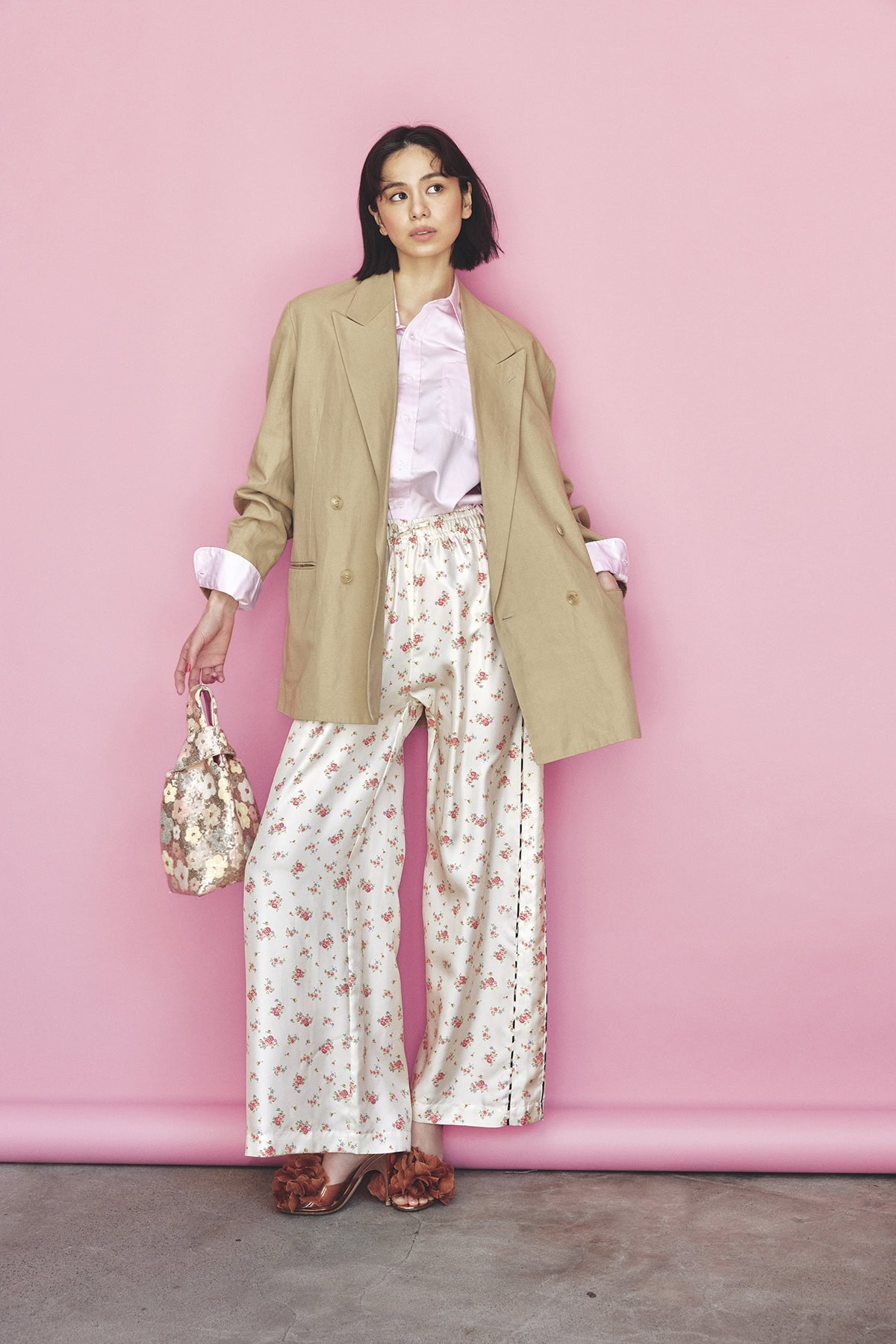 ジャケット¥134,200（バウト）、シャツ¥66,000（マディソンブルー）、花柄パンツ¥138,600（ラ プレスティック ウィストン／サロン アダム エ ロペ）、サンダル¥156,200（ジャンヴィト ロッシ／ジャンヴィト ロッシ ジャパン）、バッグ¥17,600（ヴィスク／S&T）